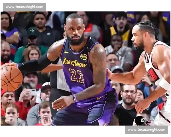 詹姆斯率湖人关键战逆转取胜西部排名再起波澜引发季后赛格局热议